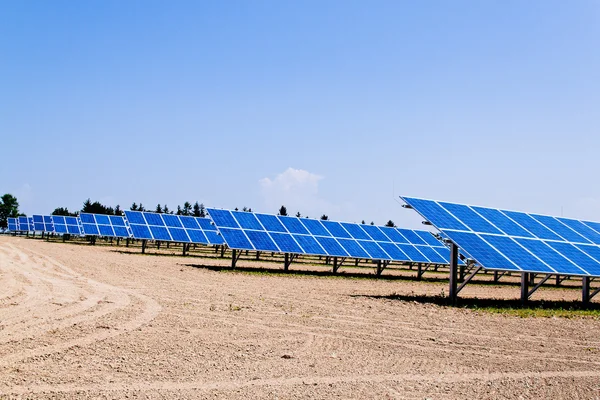 Alternatywne źródła energii słonecznej. energii słonecznej elektrowni. — Zdjęcie stockowe