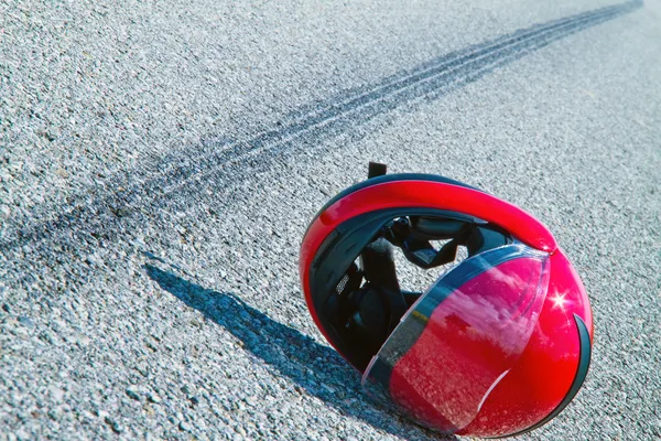 Nehoda na motocyklu. dopravní nehody s smyk značky na — Stock fotografie