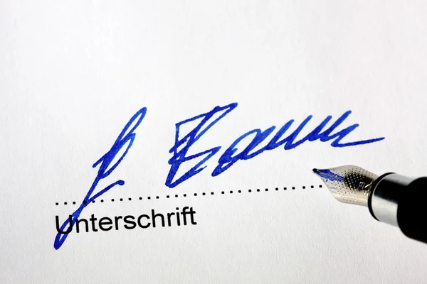 Firma della penna stilografica su una lettera — Foto Stock