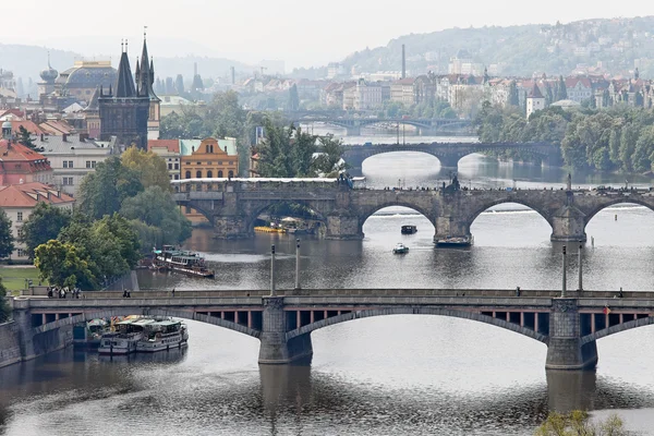 Prag 'daki Vltava Nehri üzerindeki köprüler — Stok fotoğraf