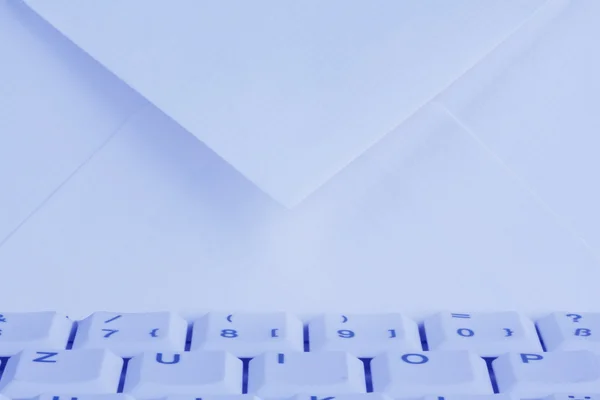 Bilgisayar klavye ve zarfı. e-posta. — Stok fotoğraf