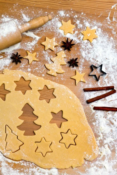 Plätzchen und Plätzchen backen zu Weihnachten — Stockfoto