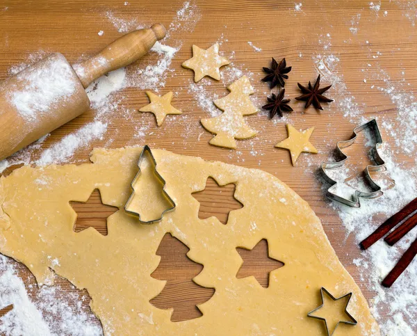 Выпечка печенья и печенья на Рождество — стоковое фото