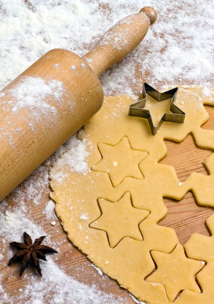 Cookies en koekjes bakken voor kerst — Stockfoto