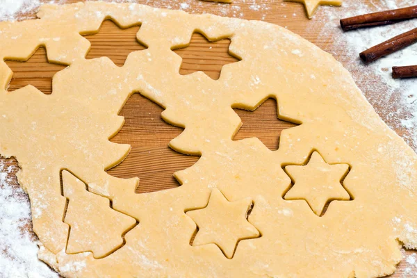 クリスマスのベーキング クッキーとビスケット — ストック写真