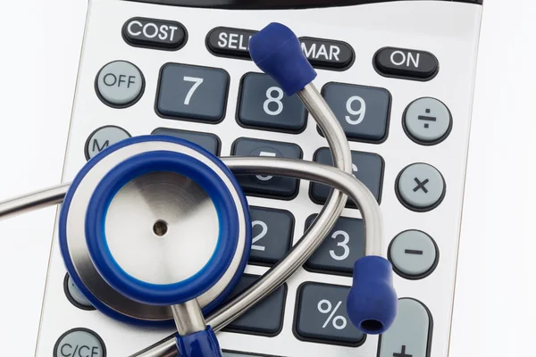 Stetoskop i kalkulator — Zdjęcie stockowe