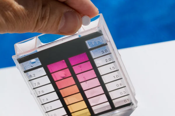Chlorine and ph testing in pool — Stock Photo, Image