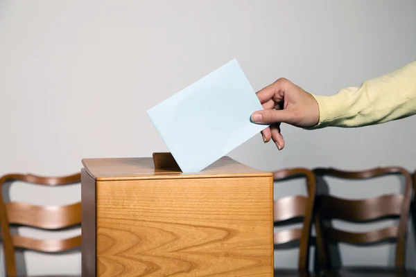 Жінки на виборах з бюлетенями та виборча скринька — стокове фото
