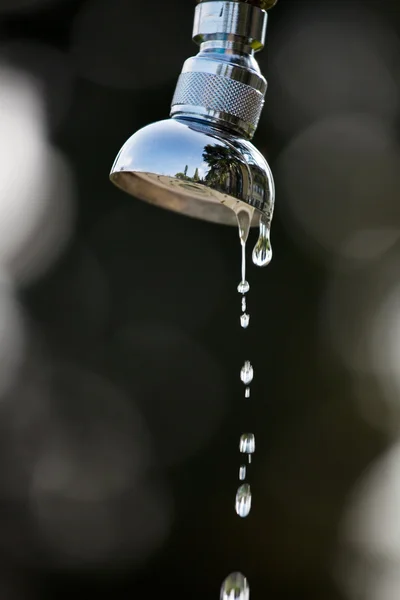 Vatten droppar av en dusch utomhus — Stockfoto