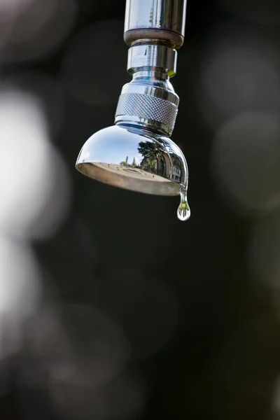 Vatten droppar av en dusch utomhus — Stockfoto