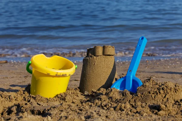 Písek hračky na pláži — Stock fotografie