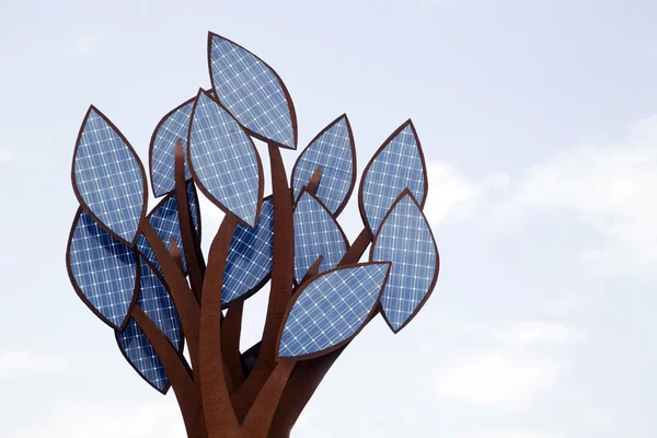 Дерево з сонячних батарей — стокове фото