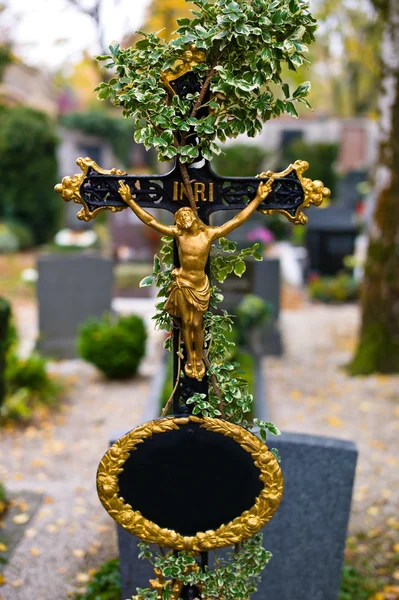 Steingrab auf einem Friedhof — Stockfoto