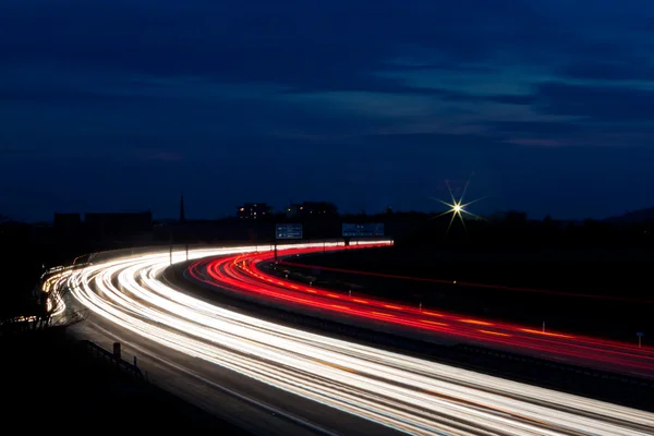 Autos waren in der Nacht auf einer Autobahn unterwegs — Stockfoto