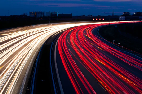 Autos waren em der nacht auf einer autobahn — Fotografia de Stock