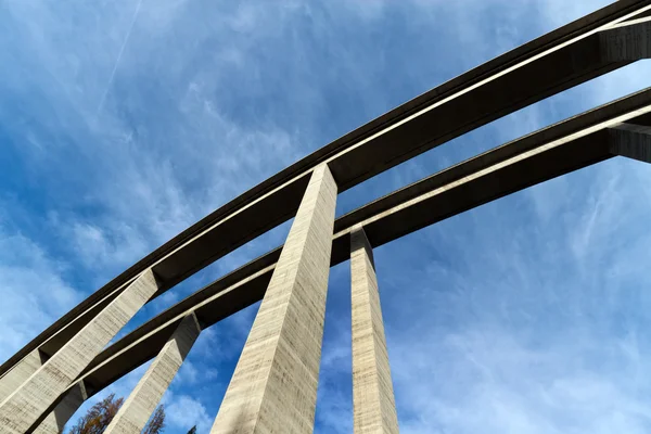 Tauern-Autobahnbrücke aus Beton von unten — Stockfoto