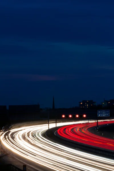 A der Nacht auf einer Autobahn Autos waren — Stock Fotó
