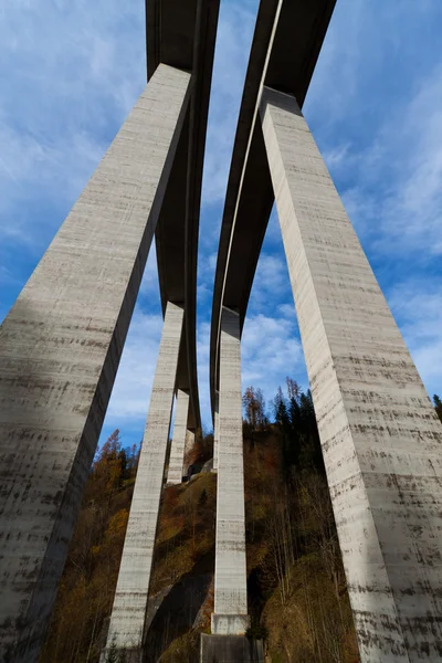 Tauern-Autobahnbrücke aus Beton von unten — Stock Photo, Image