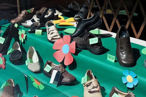 Entrega de uma loja de sapatos — Fotografia de Stock