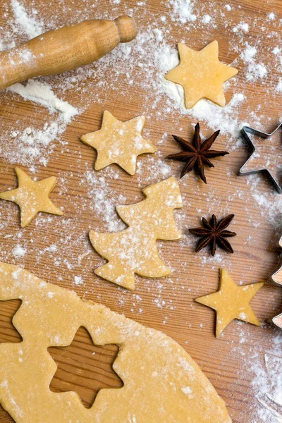 Cookies en koekjes bakken voor kerst Stockafbeelding