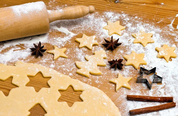 Cookies en koekjes bakken voor kerst Stockfoto