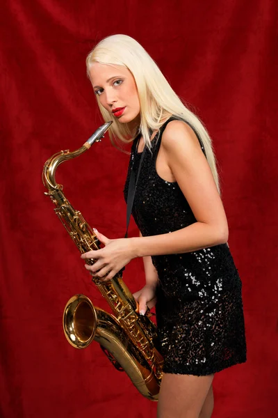 Joven bonita mujer tocando el saxofón — Foto de Stock