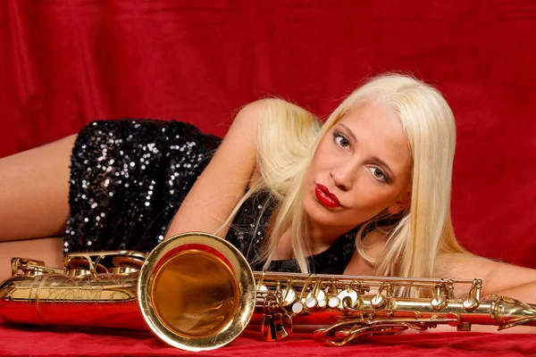 Junge Frau mit ihrem Saxophon — Stockfoto