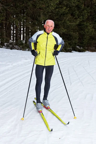 Esquí de fondo senior durante el invierno — Foto de Stock
