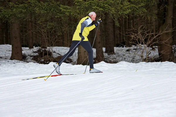 Seniorské běžecké lyžování v zimě — Stock fotografie