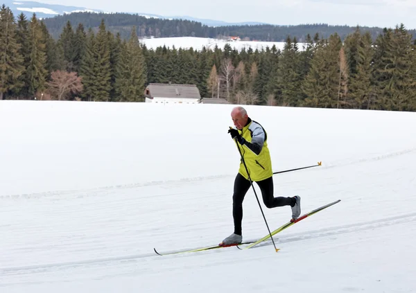 Starsze narciarstwo biegowe zimą — Zdjęcie stockowe