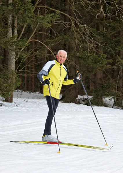 Seniorské běžecké lyžování v zimě — Stock fotografie