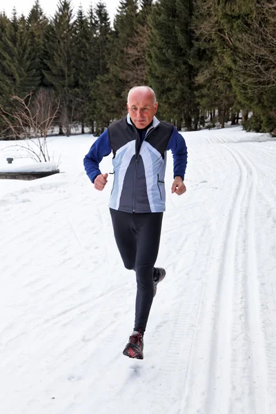Senior correr cuando trotar en el invierno — Foto de Stock