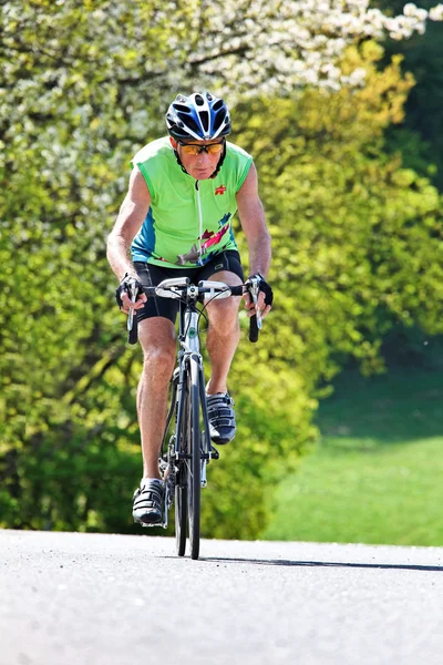 Senior med mountain bike cykel — Stockfoto