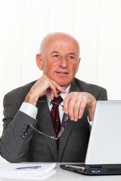 Succesvolle oudere ondernemers in het kantoor — Stockfoto