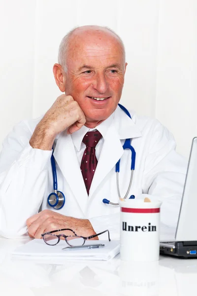 Lekarz stetoskop i lekarz w biurze laptop. — Zdjęcie stockowe