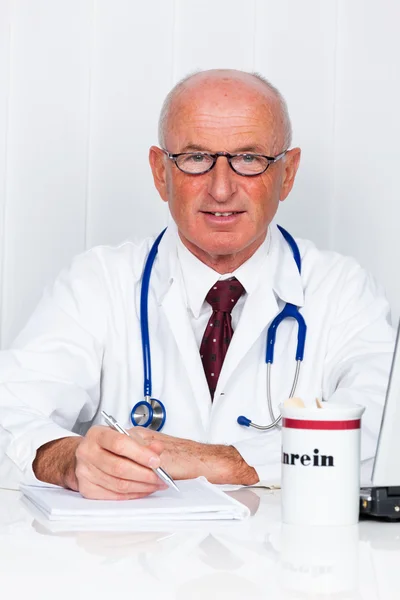 Arts met een stethoscoop en doctor's office laptop. — Stockfoto