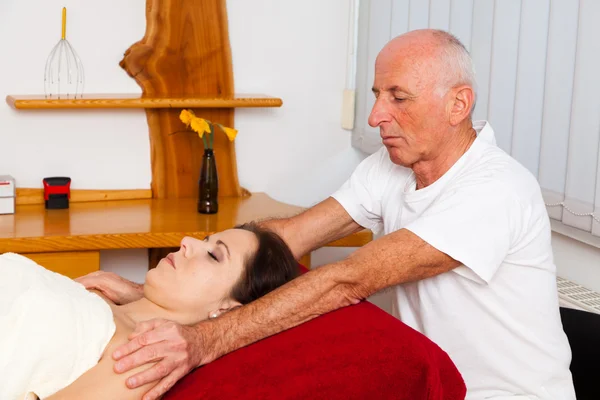Descanso y relajación a través del masaje —  Fotos de Stock