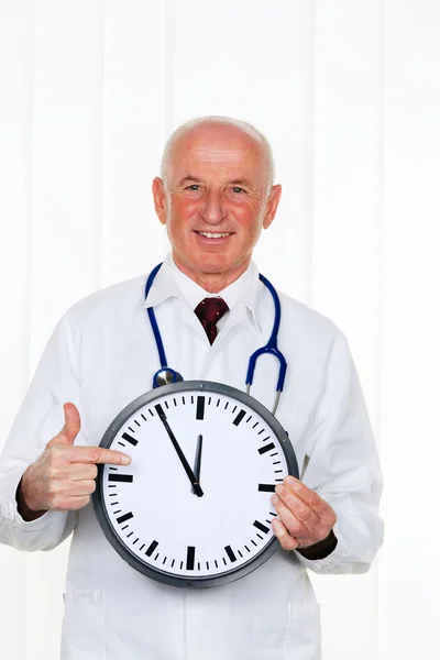 Doctor con reloj 11: 55 — Foto de Stock