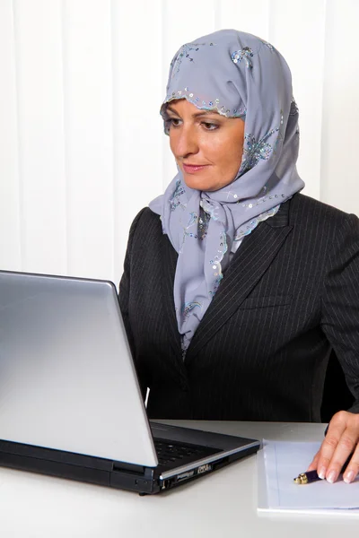 Kadın ofiste bir başörtüsü ile — Stok fotoğraf