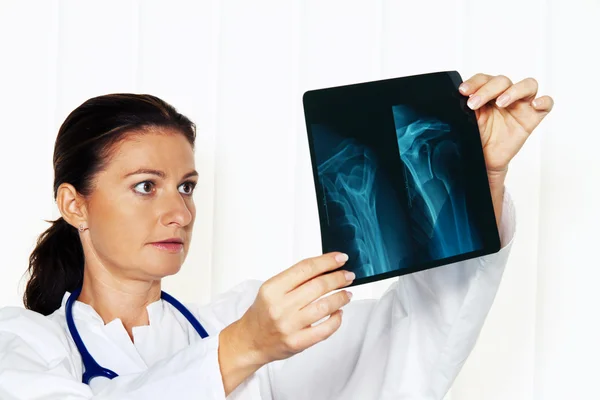 Doutor com raio-X — Fotografia de Stock