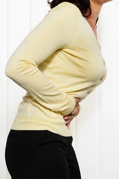 Mulher com dor abdominal trabalho — Fotografia de Stock