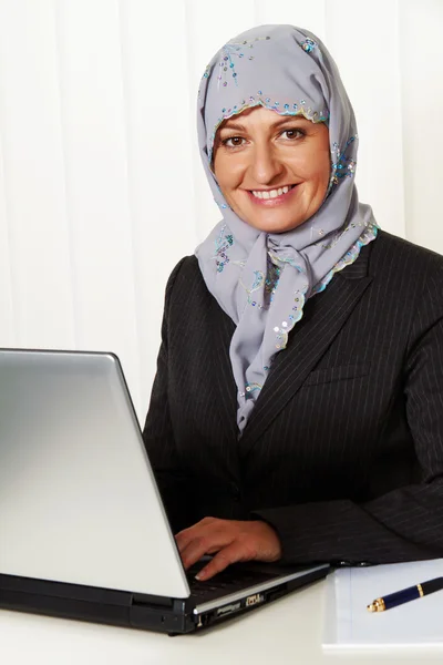 Mulher com um lenço de cabeça no escritório — Fotografia de Stock