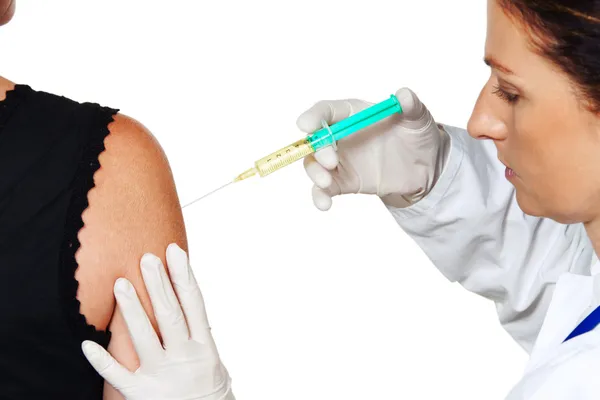 Γιατρού ασθενή εμβολιάζεται κατά ασθενειών — Φωτογραφία Αρχείου