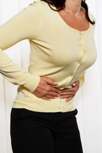Kobieta z ból brzucha — Zdjęcie stockowe