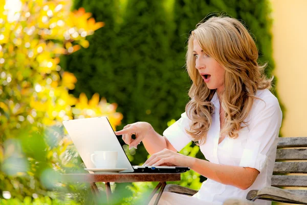 Mulher com laptop no jardim — Fotografia de Stock