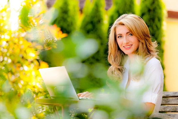 Žena s laptopem v zahradě — Stock fotografie
