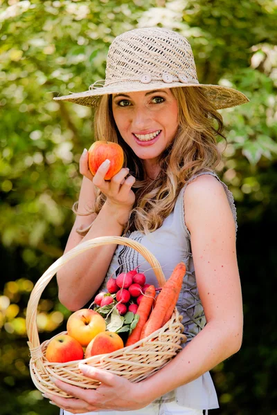 彼の妻とバスケットの果物と野菜 — ストック写真