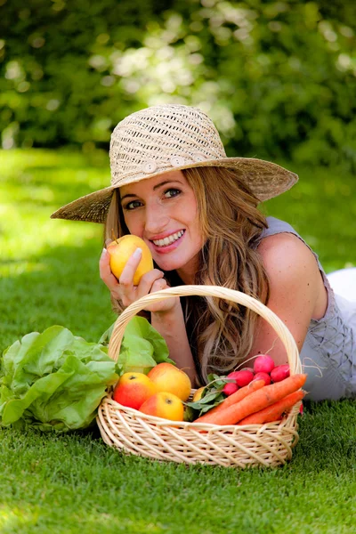 Fruits and vegetables in the basket with his wife — Stock Photo, Image