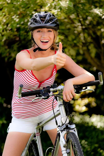 산악 자전거를 가진 여자 — 스톡 사진