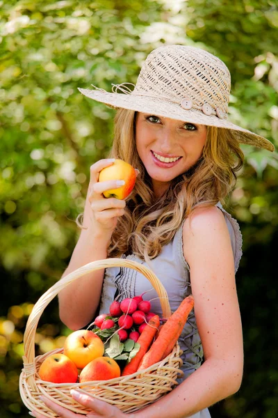 Ovoce a zelenina v koši s manželkou — Stock fotografie